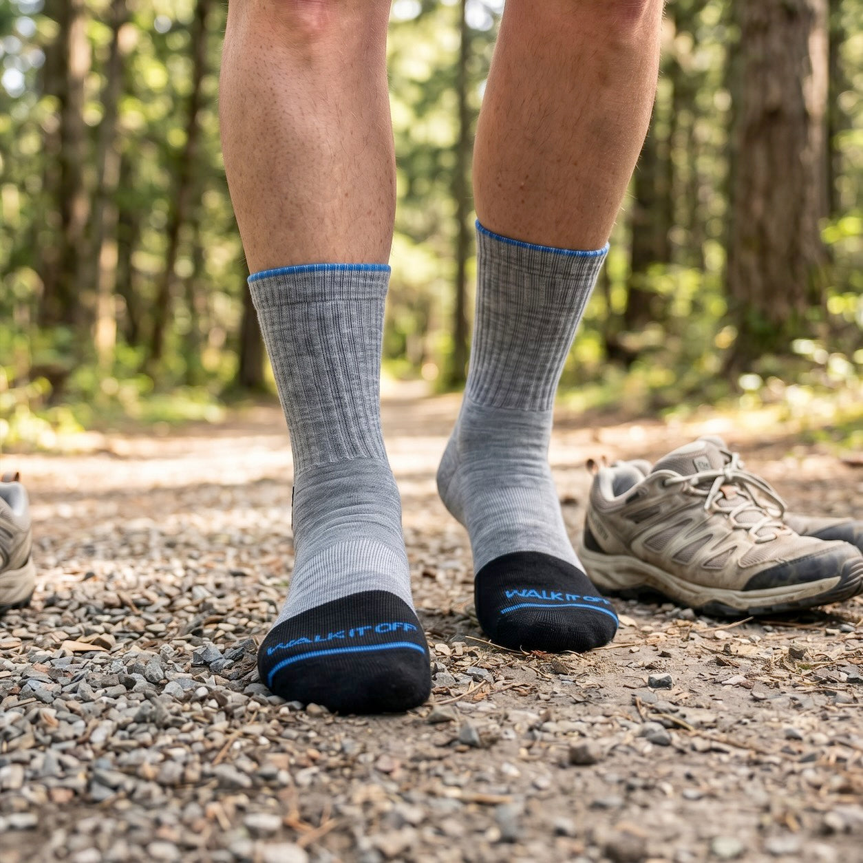 WALK IT OFF merino sokken gedragen tijdens een wandeling in het bos voor ademend comfort zonder schoenen