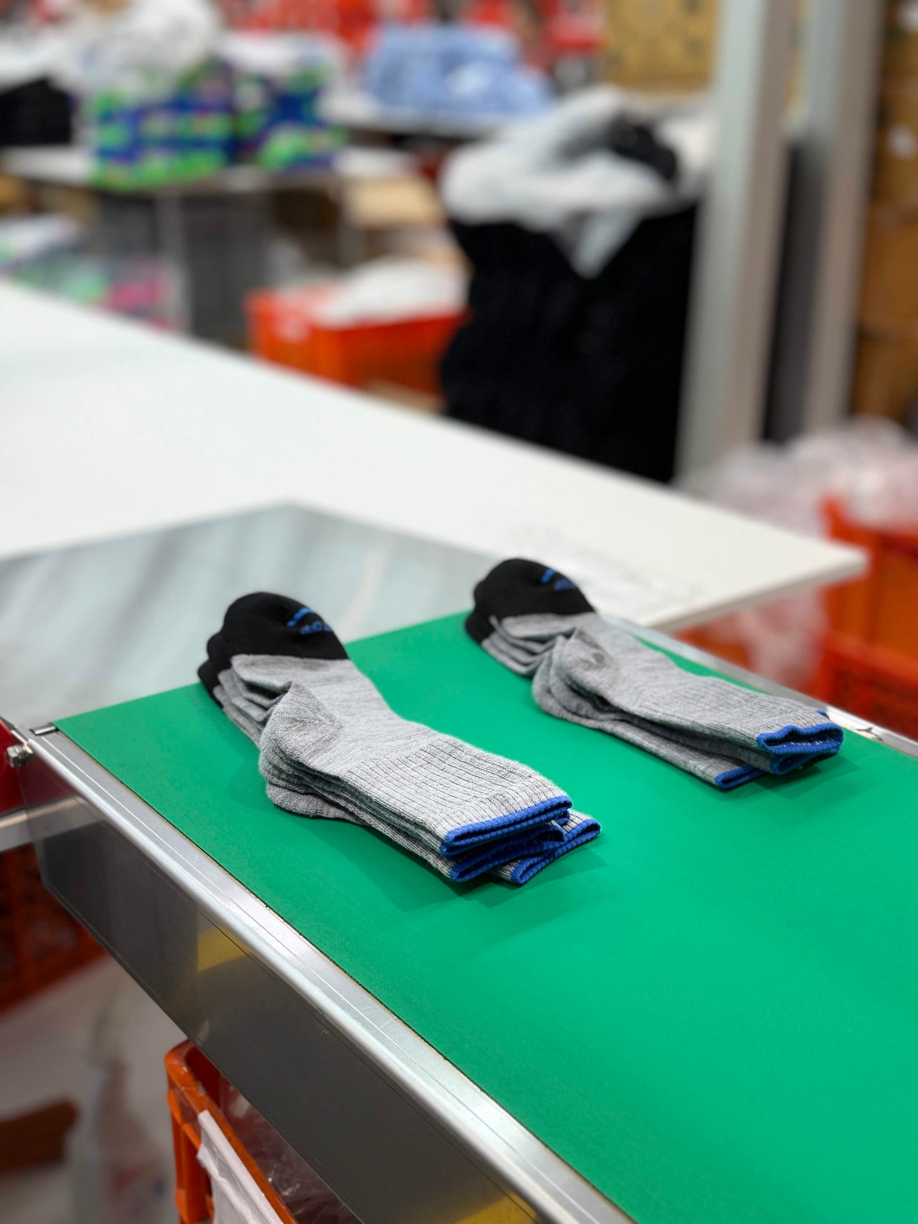 WALK IT OFF merinosokken op de lopende band na de kwaliteitsbehandeling in de fabriek.
