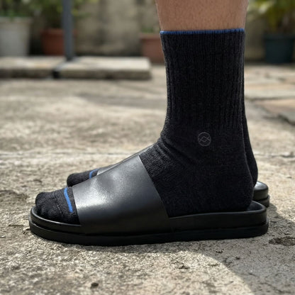 WALK IT OFF zwarte merino sok gedragen met slippers buiten