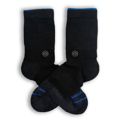 WALK IT OFF merino sokken Black Magic – productfoto vooraanzicht met logo zichtbaar
