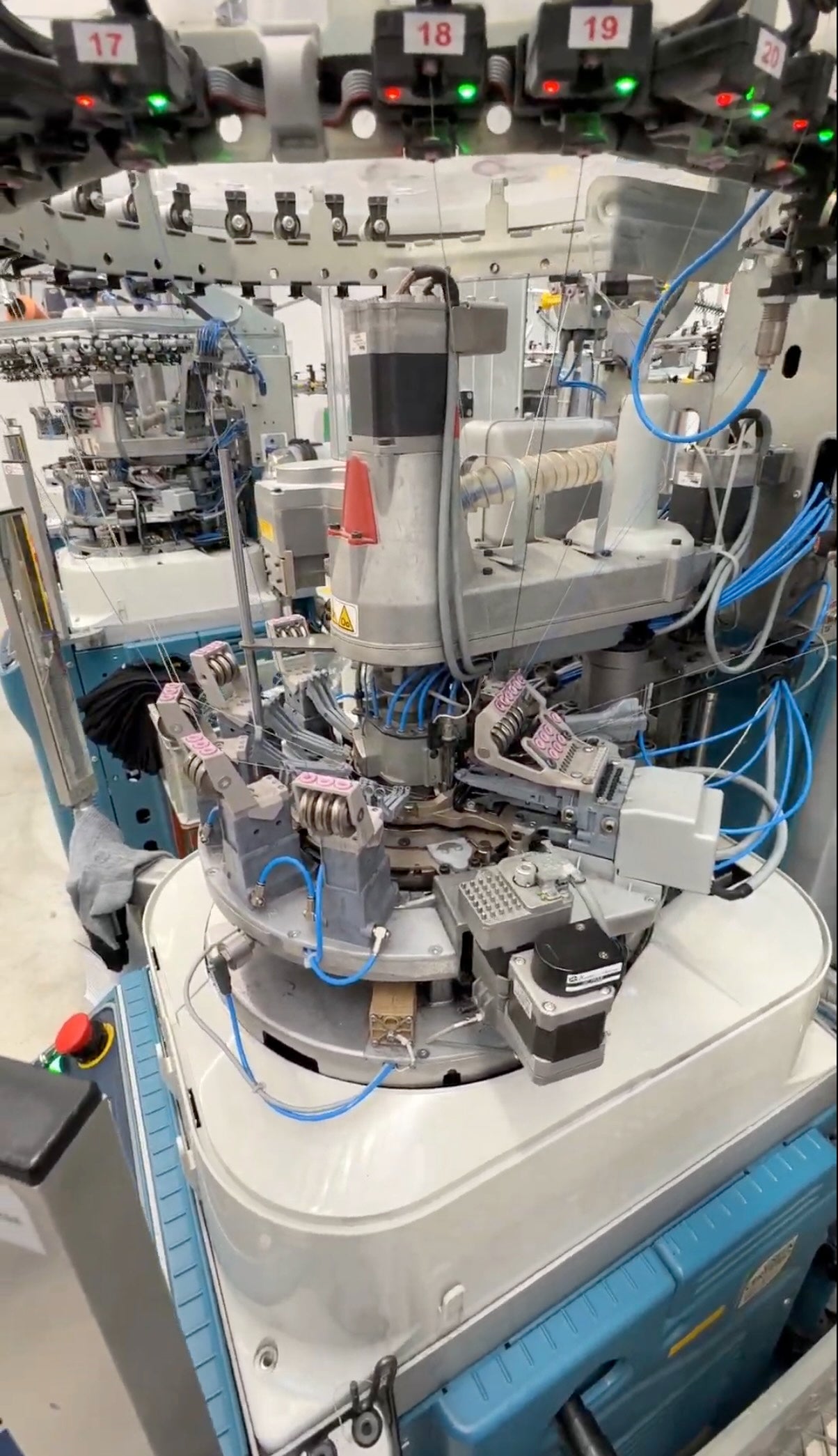 Moderne breimachine die WALK IT OFF merinosokken produceert.
