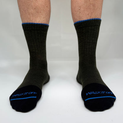 Model draagt de WALK IT OFF merino sokken in de kleur Grigio Antracite, gefotografeerd recht van voren op een witte achtergrond.