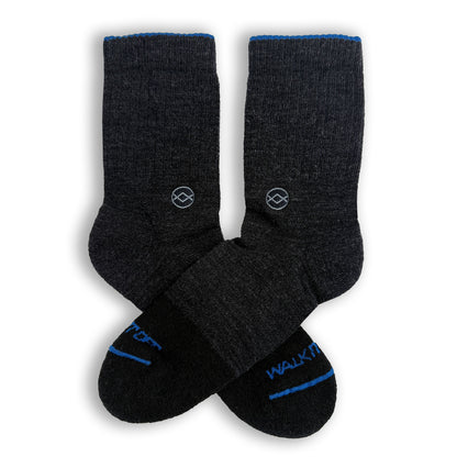 WALK IT OFF Merino sokken Grigio Antracite – productfoto vooraanzicht met logo zichtbaar
