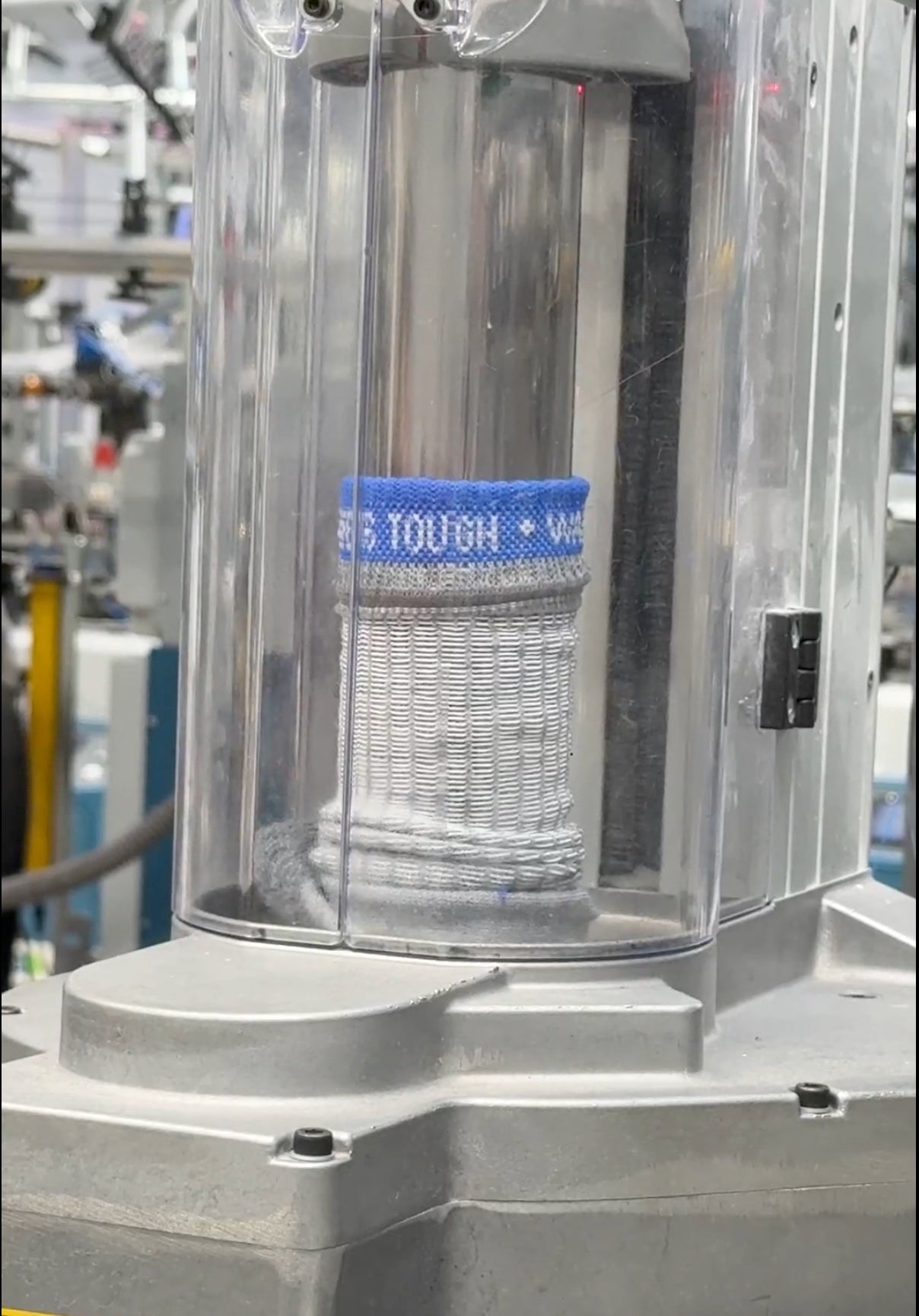 WALK IT OFF merino sok tijdens duurzaamheidstest in breimachine
