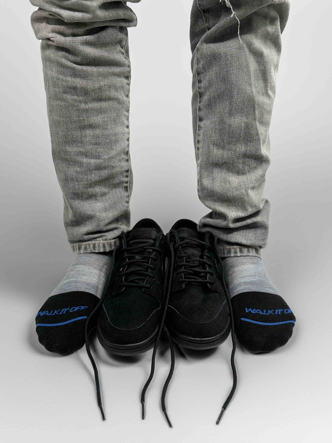 Platino merino sokken van WALK IT OFF die dankzij merinowol geurremmend blijven, gedragen bij sneakers.