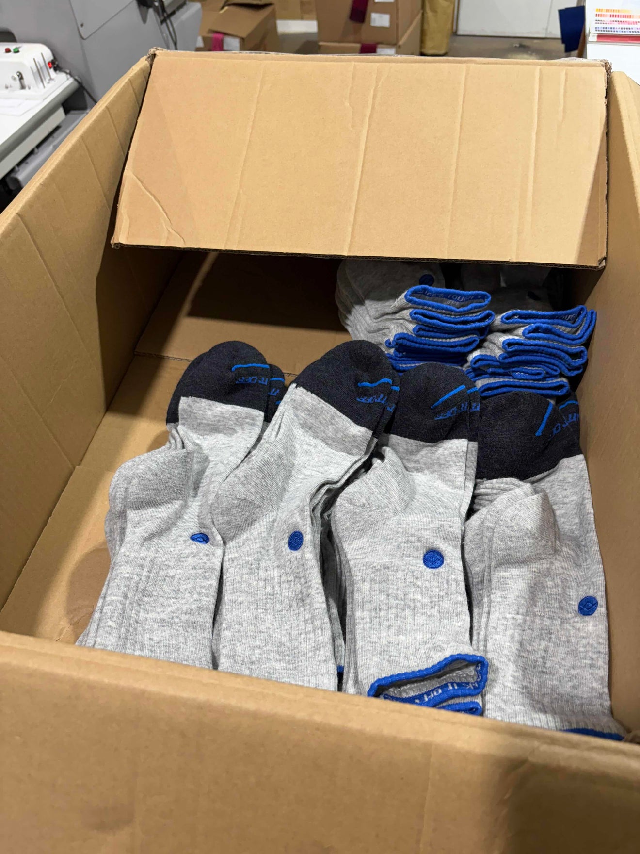 Doos gevuld met WALK IT OFF Merino sokken in de kleur Platino, klaar voor verzending.
