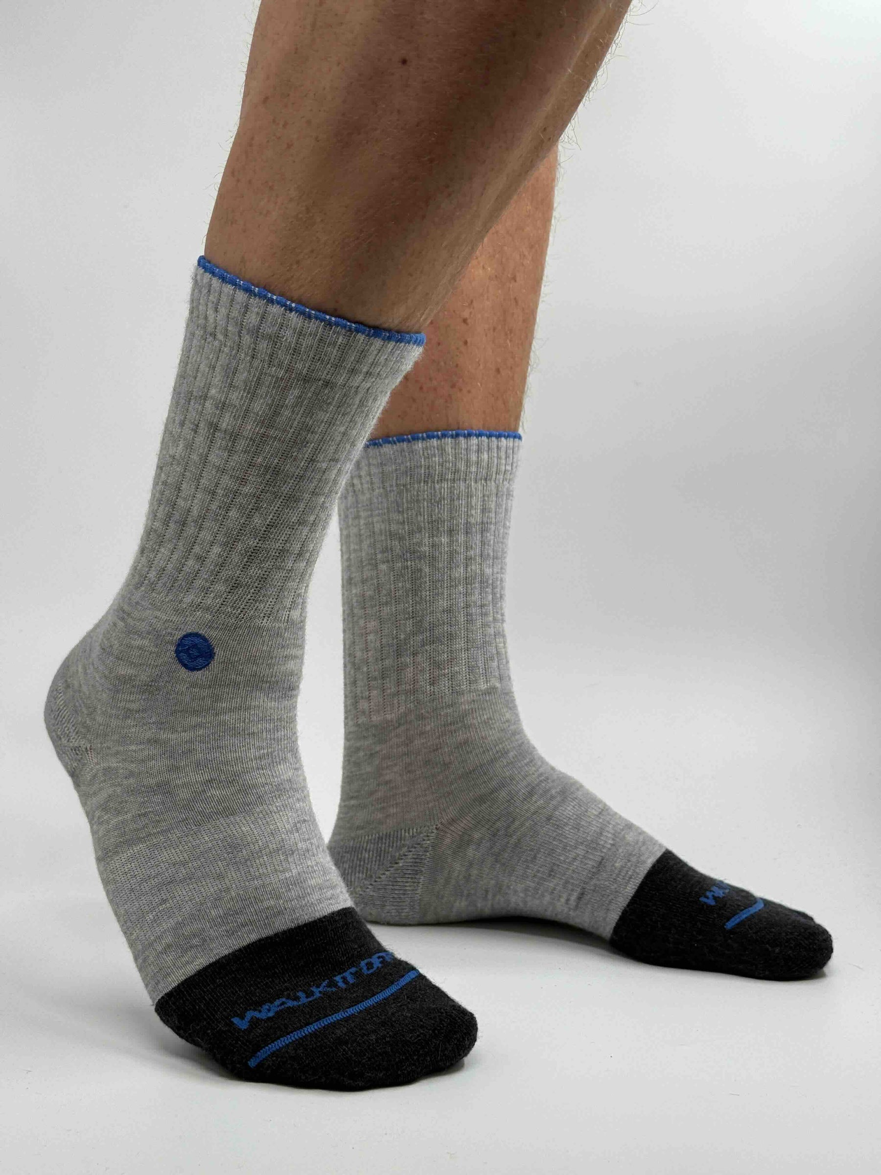 WALK IT OFF merino sokken in de kleur Platino, gedragen en gefotografeerd vanaf de zijkant.
