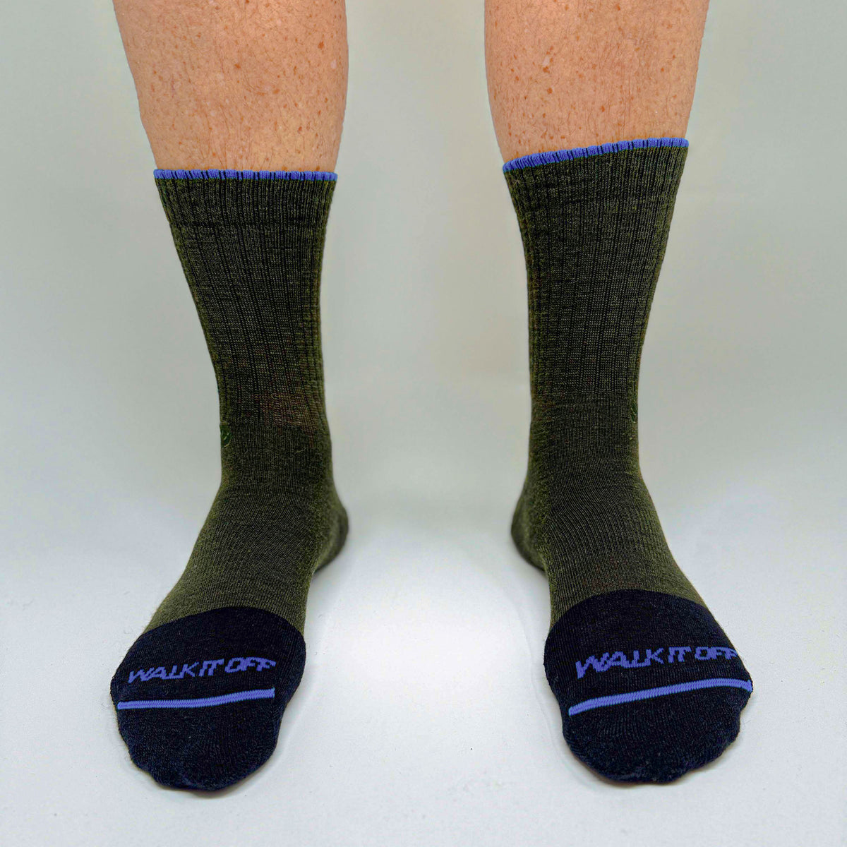 WALK IT OFF merino sokken gedragen, kleur Ivy, met blauwe details
