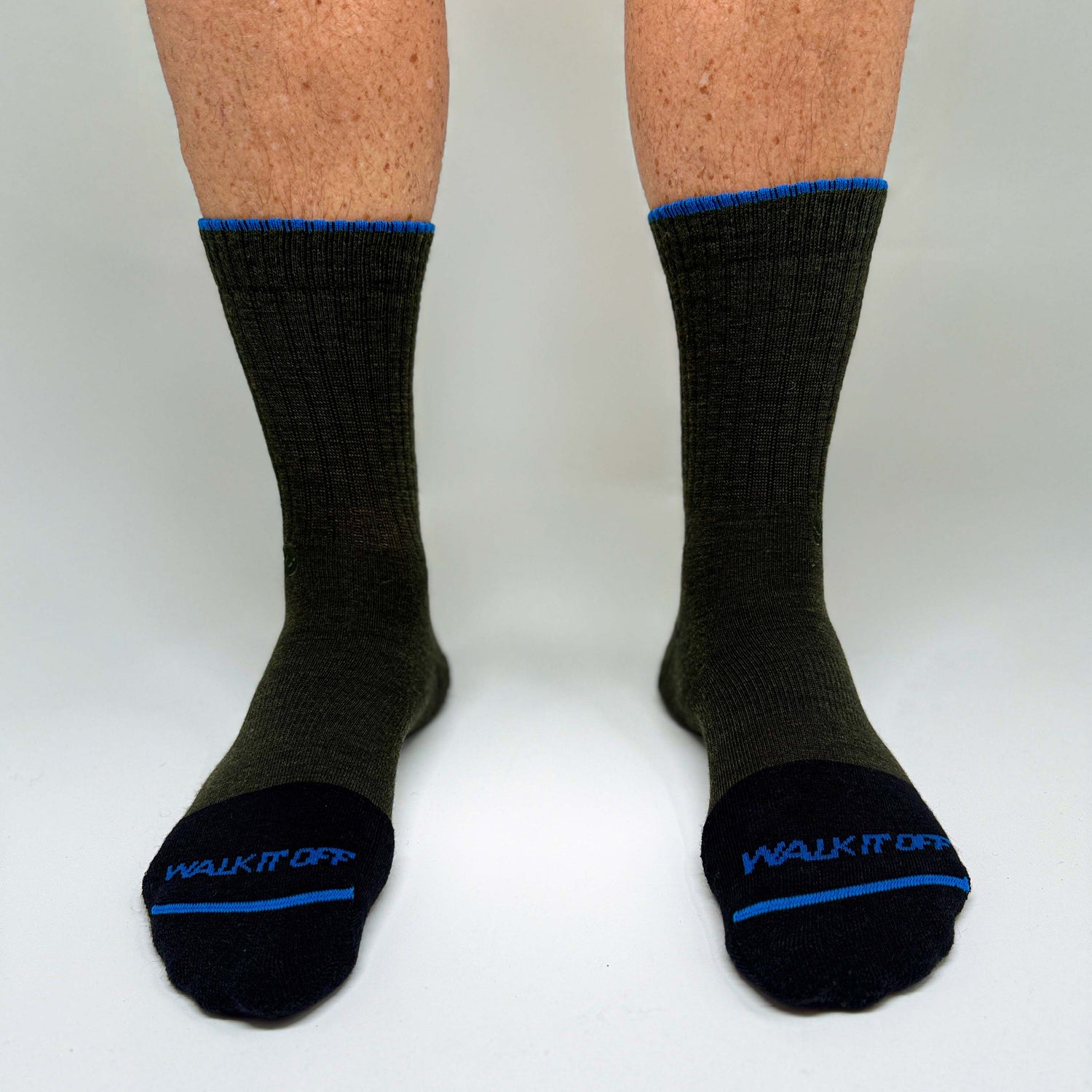 WALK IT OFF merino sokken gedragen, kleur Ivy, met blauwe details