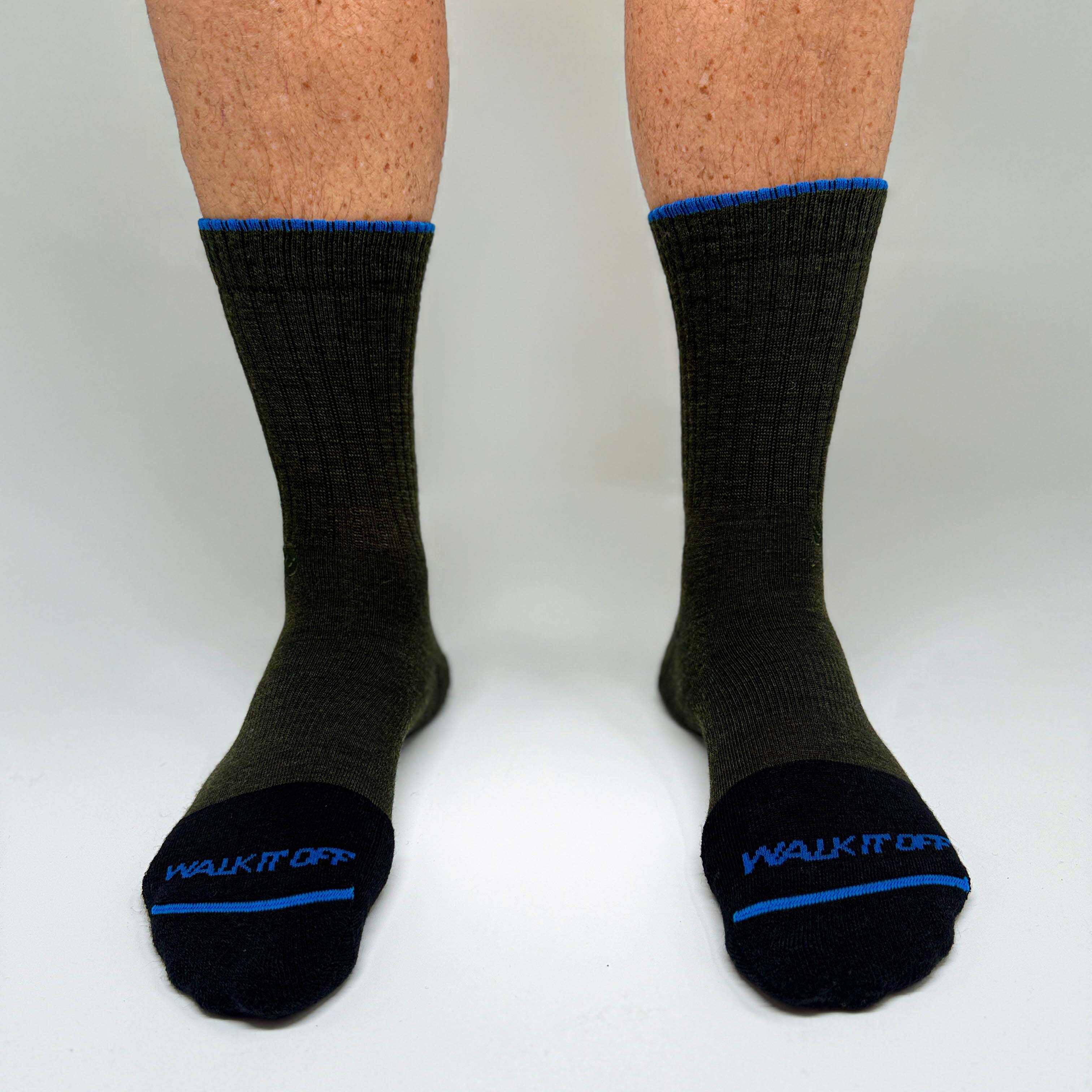 WALK IT OFF merino sokken gedragen, kleur Ivy, met blauwe details