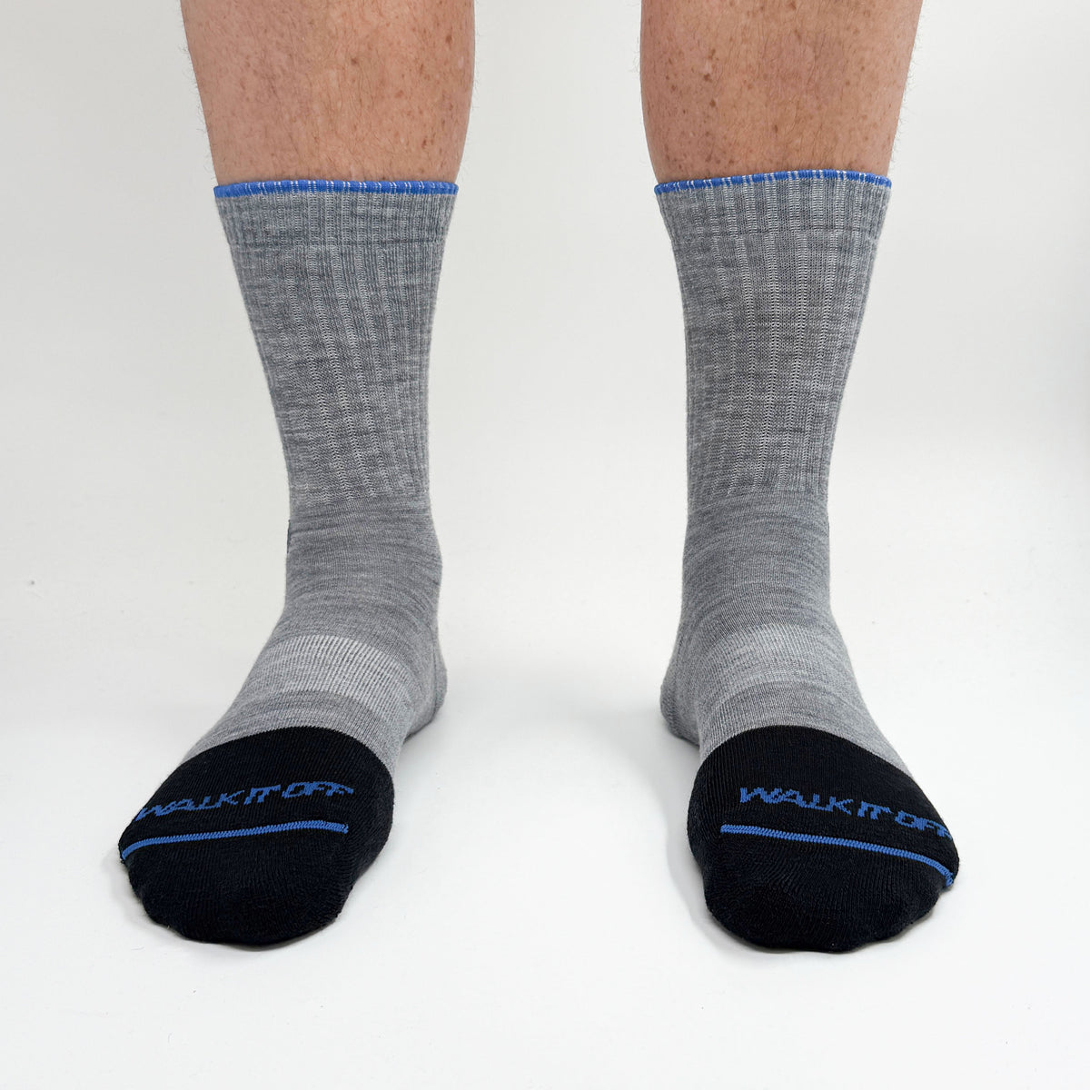 Model draagt de WALK IT OFF merino sokken in de kleur Twister, gefotografeerd recht van voren op een witte achtergrond.