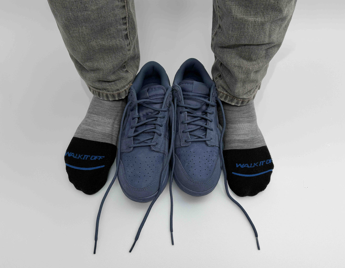 WALK IT OFF merino sokken Twister naast blauwe sneakers gedragen door model.

