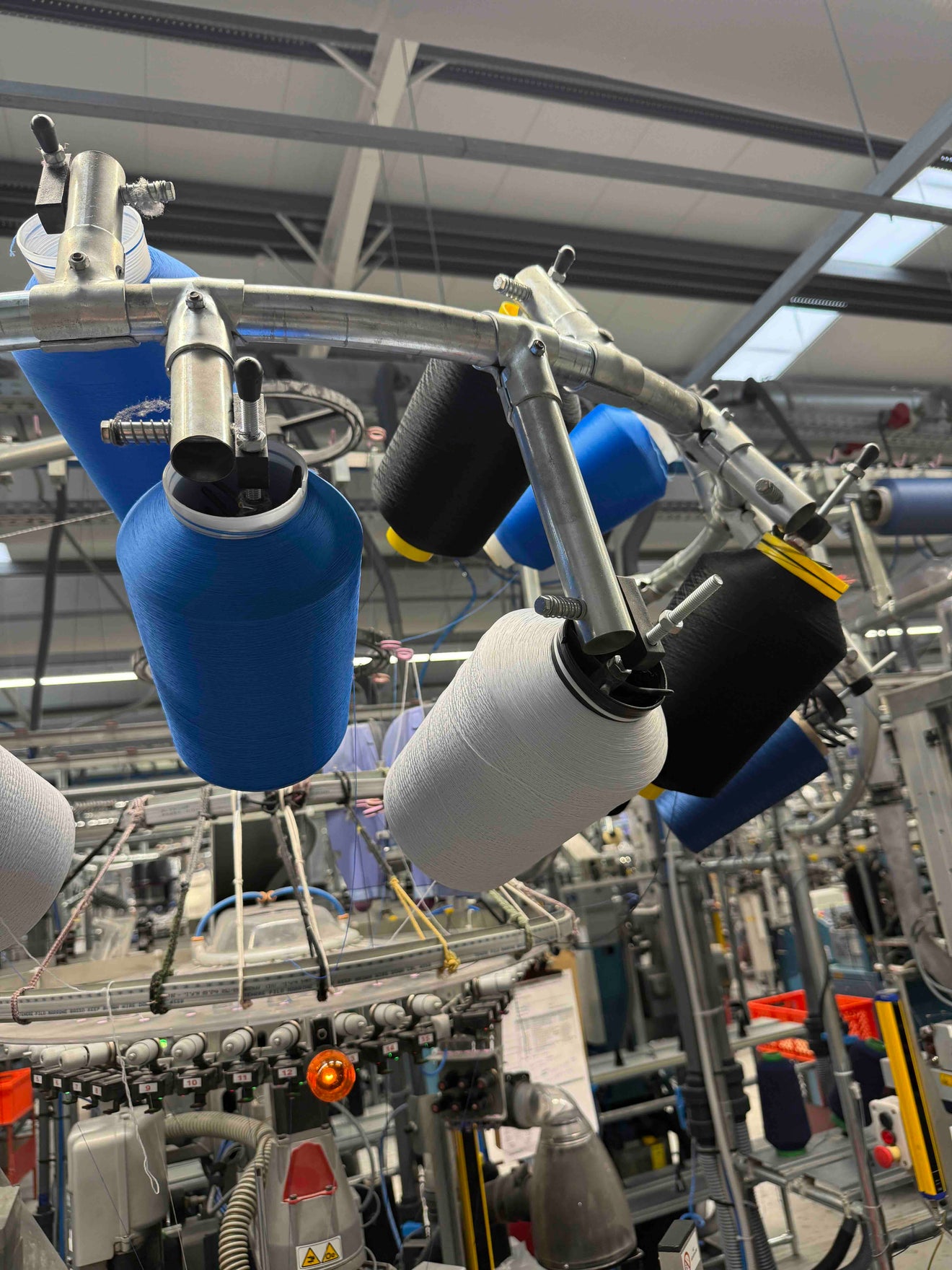 Premium merinowol garens in blauw, wit en zwart die worden gebruikt voor de productie van WALK IT OFF sokken