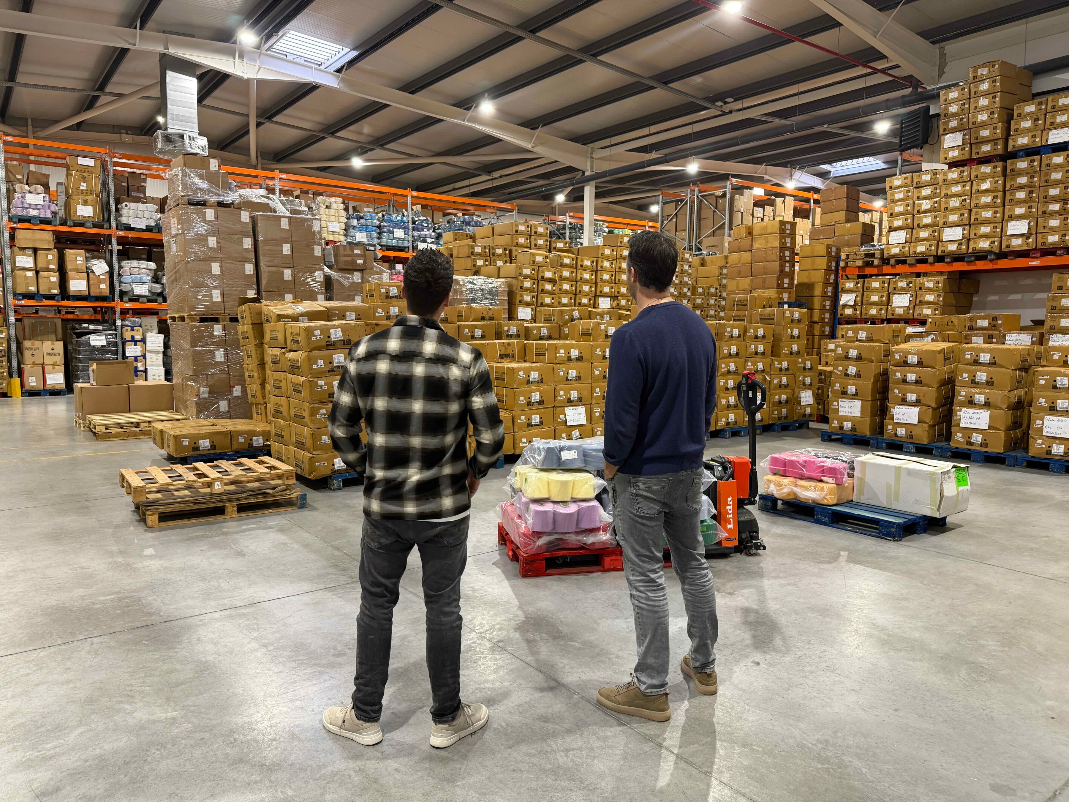 De founders van WALK IT OFF bezoeken het magazijn waar de sokken worden opgeslagen en verwerkt.