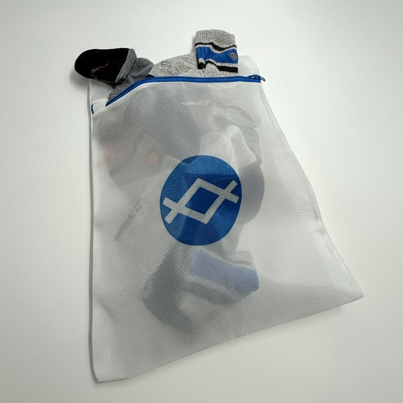 Gevulde WALK IT OFF waszak met merinosokken, wit mesh met blauw logo
